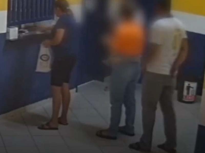 Vídeo: Homem se aproxima de mulher no posto de saúde, agarra e passa a língua no pescoço da vítima, em Nova Olinda