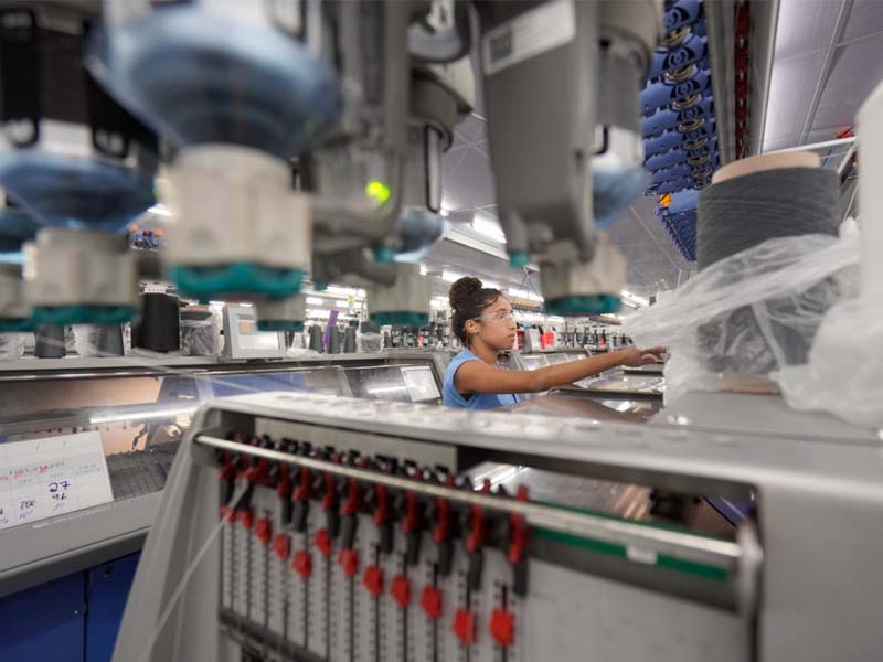 Ceará lidera crescimento industrial no Nordeste e registra alta de 2,9% em setembro