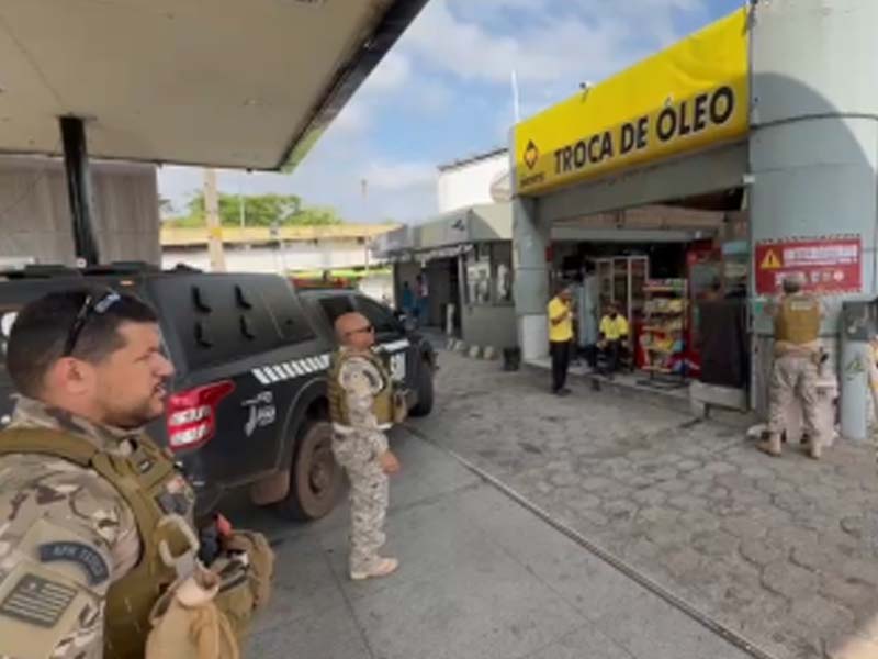 Operação interdita 49 postos de combustíveis no norte e nordeste por suspeita de lavagem de dinheiro para o PCC; avião e carros de luxo são apreendidos