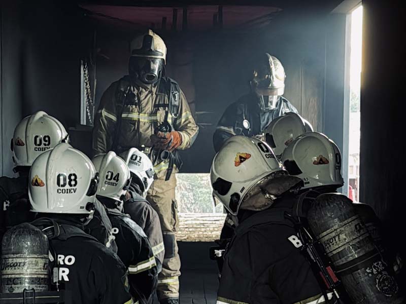 Bombeiros militares do Ceará recebem capacitação pioneira para o combate a incêndios urbanos