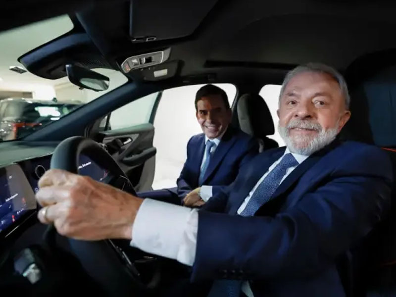 Lula vai ao Ceará lançar produção do Chevrolet Spark em fábrica que ocupou antiga planta da Troller