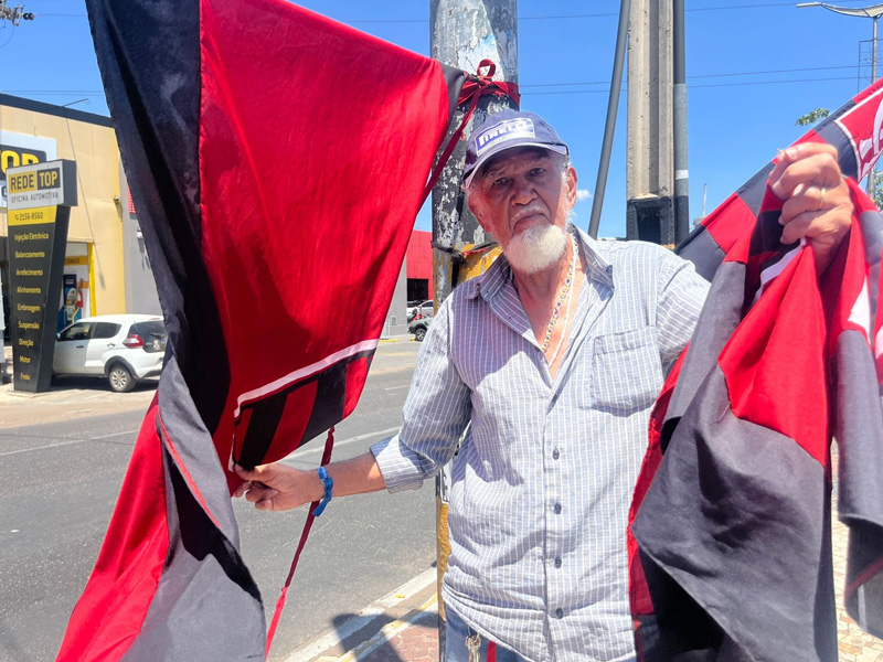 Vídeo: Às vésperas da copa libertadores, comerciante lucra com vendas de bandeiras do Flamengo e do Palmeiras, em Juazeiro do Norte