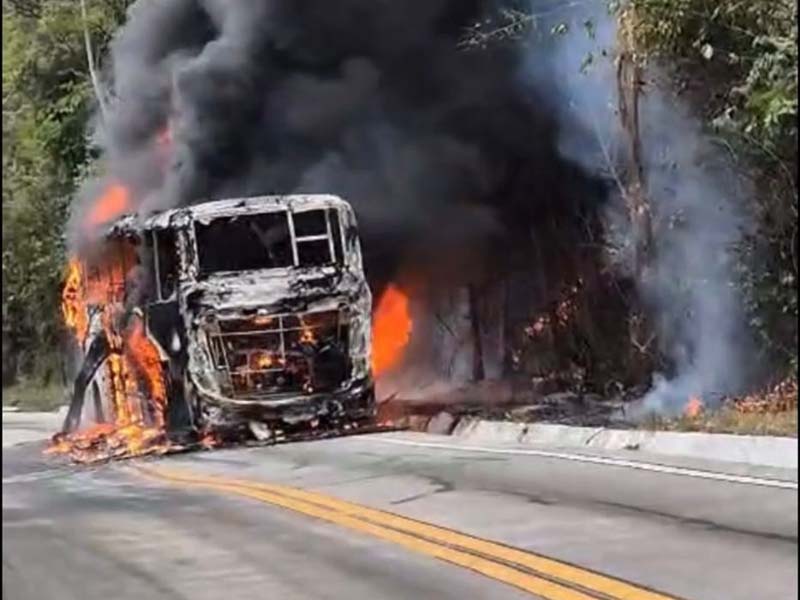 Vídeo: ônibus de empresa pega fogo na subida da Serra do Araripe e fica totalmente destruído
