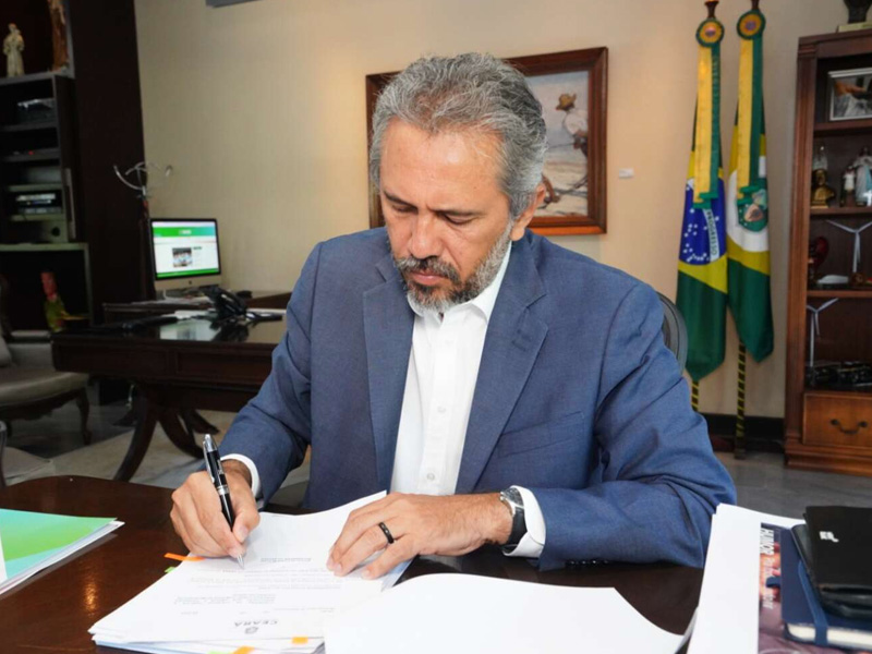 Governador Elmano de Freitas homologa concurso público da Seas para analistas socioeducativos