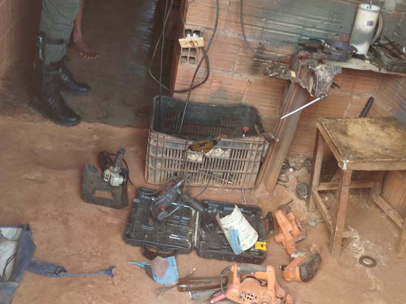 Vídeo: Polícia Militar fecha fábrica clandestina de armas e prende investigado por fabricar espingardas artesanais para facção criminosa, em Barbalha