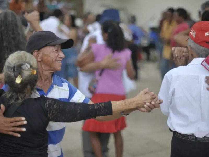 Expectativa de vida no país sobe para 76,6 anos, a maior já registrada