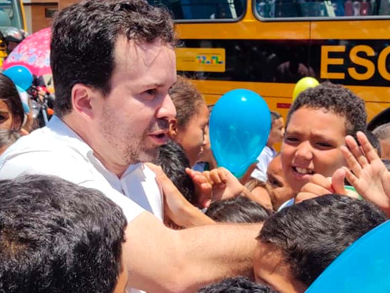 Dr. Guilherme Saraiva entrega 11 novos ônibus escolares e investe R$ 5 milhões em recursos próprios