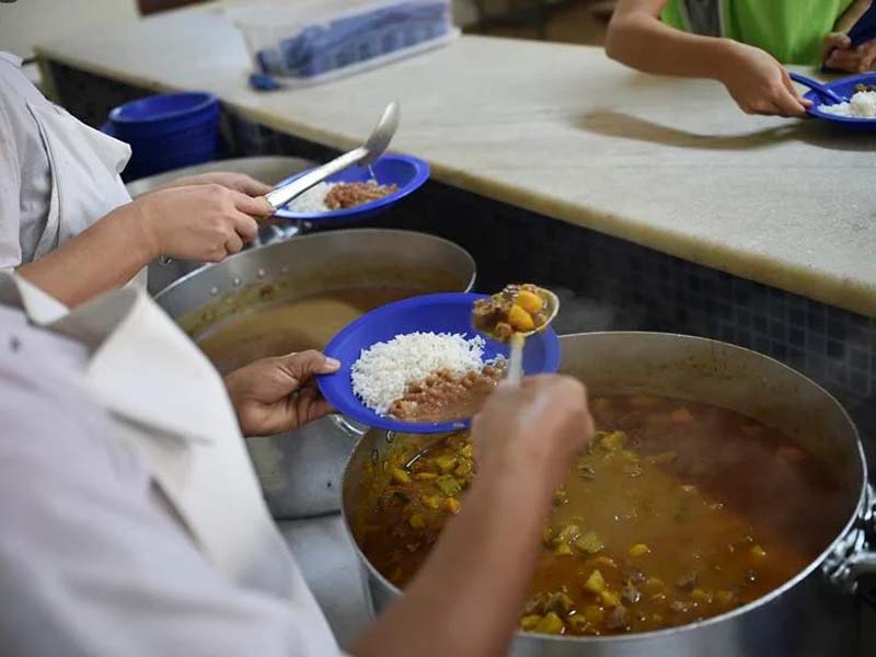 Prefeitura de Araripe pode deixar alunos sem merenda escolar ao não pagar há dois meses agricultores que fornecem produtos