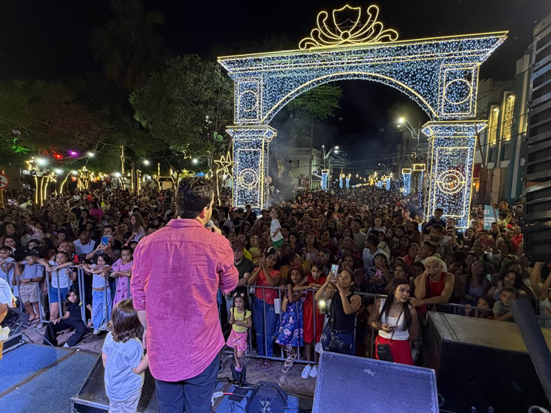 Dr. Guilherme Saraiva celebra noite histórica com mais de 5 mil pessoas no Natal de Fé, Luz e Tradição em Barbalha