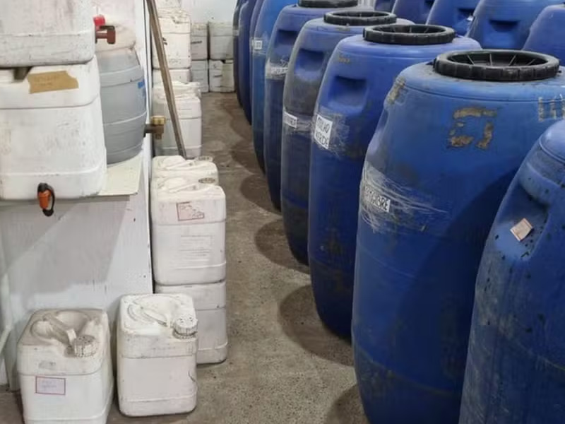 Fábrica de bebidas clandestina é fechada no Ceará; mais de 21 mil litros são apreendidos