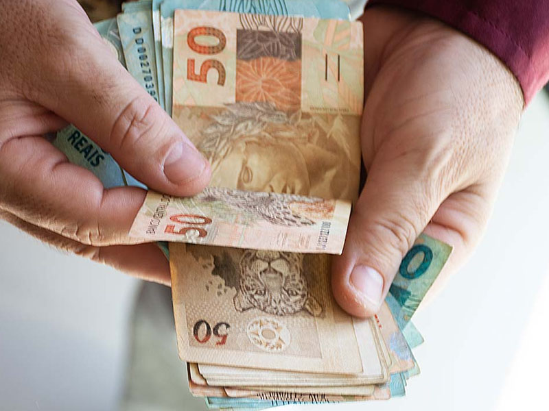 Segunda parcela do 13º salário deve ser paga até sexta-feira (19)