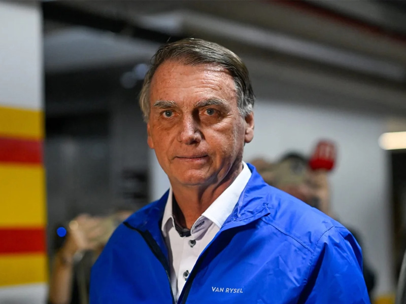 Bolsonaro apresenta crise de soluços e pressão alta após procedimento