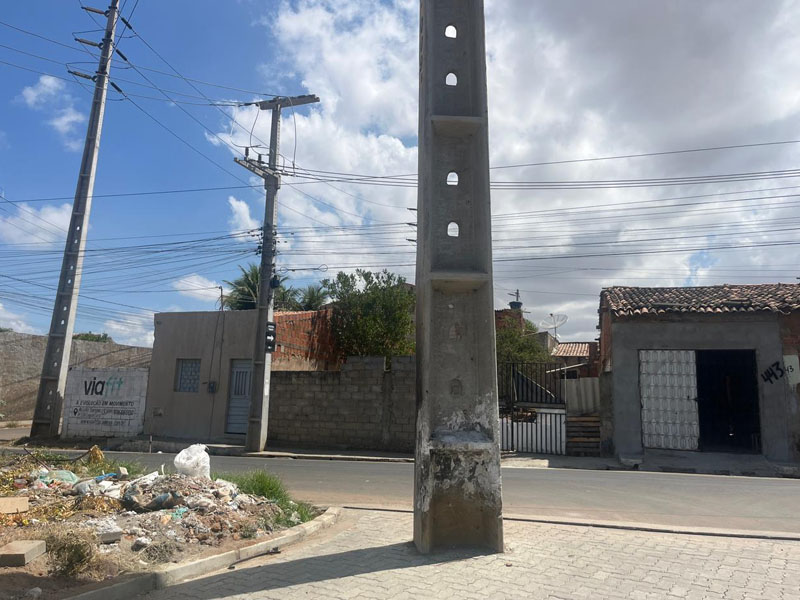 Vídeo: Poste chama atenção por ficar posicionado no meio da rua e gerar risco de acidentes no bairro Triângulo, em Juazeiro do Norte