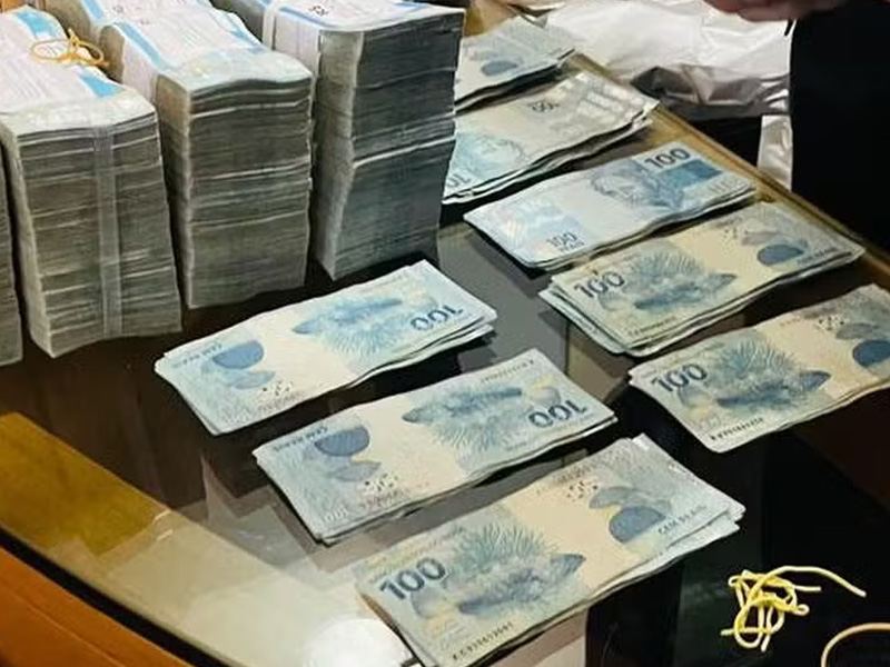 PF apreende cerca de R$ 400 mil em espécie em endereço ligado ao deputado Sóstenes Cavalcante,