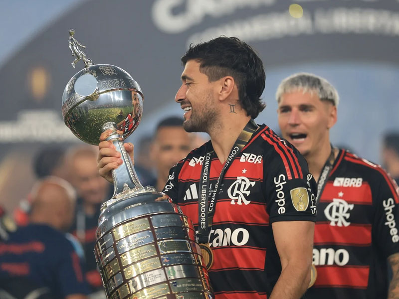 Arrascaeta supera Messi e é eleito Rei da América após temporada histórica pelo Flamengo