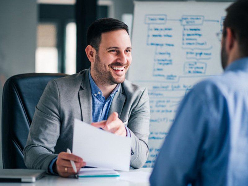 Setor de serviços cresce 0,3% em outubro e renova recorde histórico, apesar da desaceleração