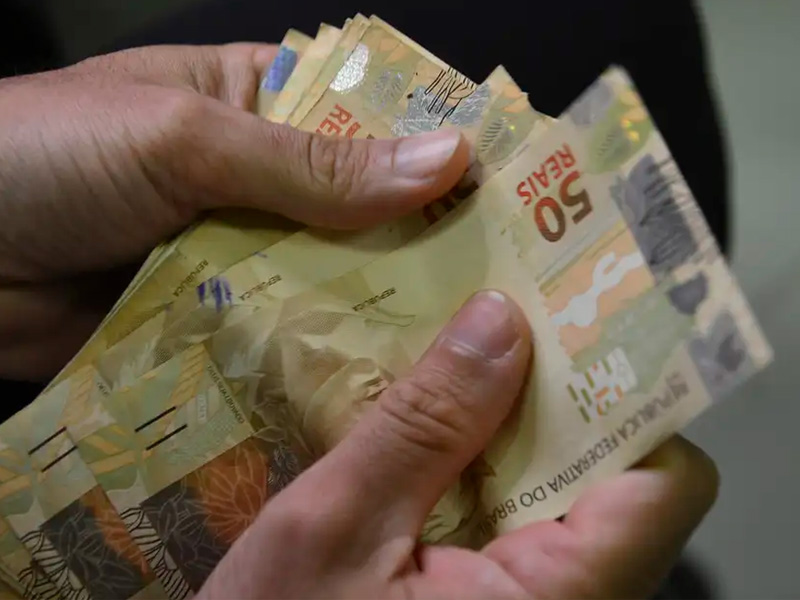 Valor do salário mínimo pode subir para R$ 1.621 em janeiro; entenda