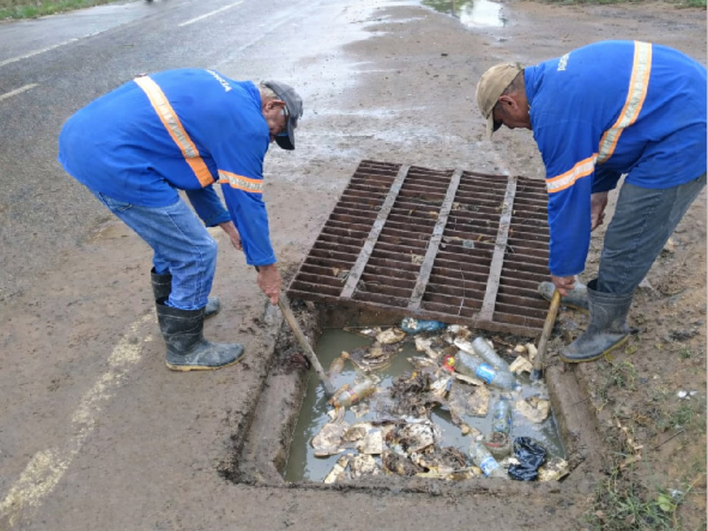 Lagoa da APUC e entorno do Atacadão recebem serviços de desobstrução de esgoto em Juazeiro do Norte