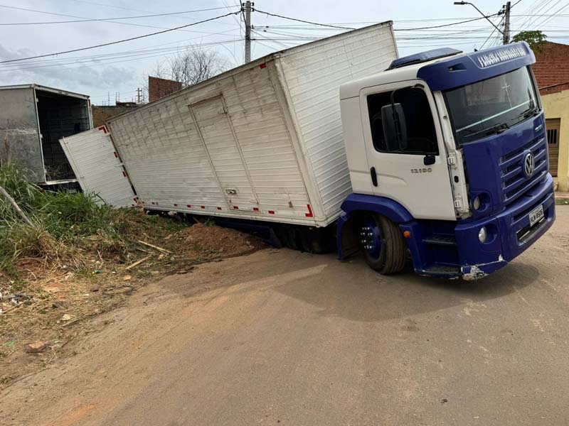 Vídeo: caminhão transportando alimentos afunda após asfalto ceder próximo às obras de saneamento na Vila Real, em Juazeiro do Norte