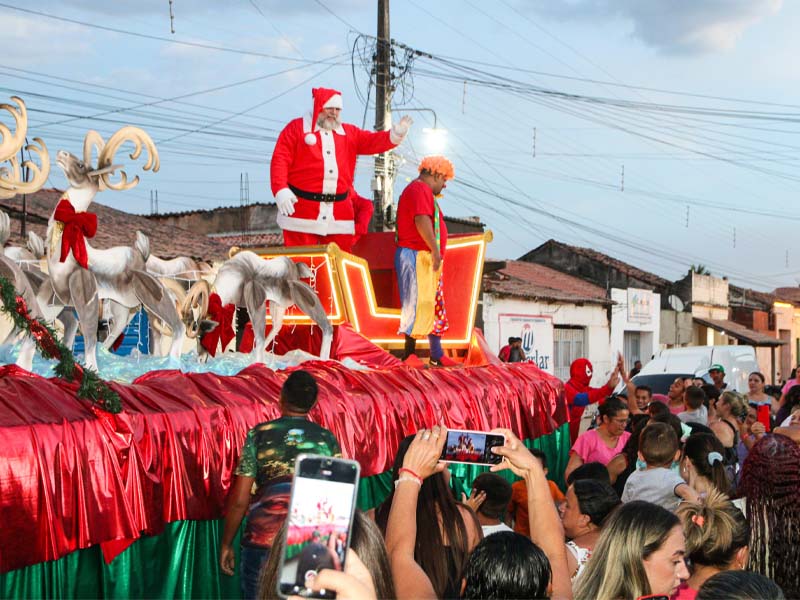 Prefeitura de Farias Brito distribui 5 mil brinquedos de Natal a crianças da sede e zona rural do município