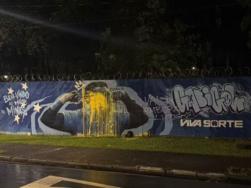 Imagem de Gabigol é vandalizada no CT do Cruzeiro após pênalti perdido na Copa do Brasil