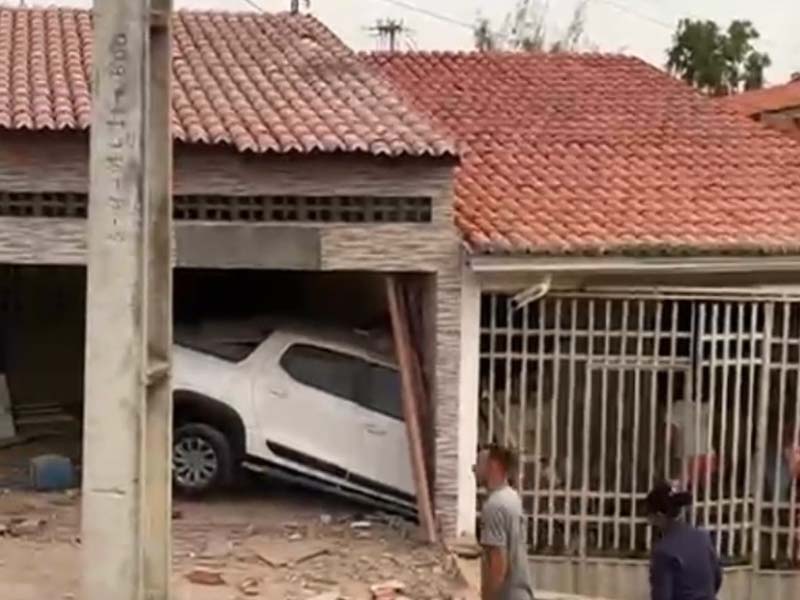 Polícia prende suspeito de dirigir em alta velocidade, atropelar e matar duas jovens e invadir casas em Várzea Alegre