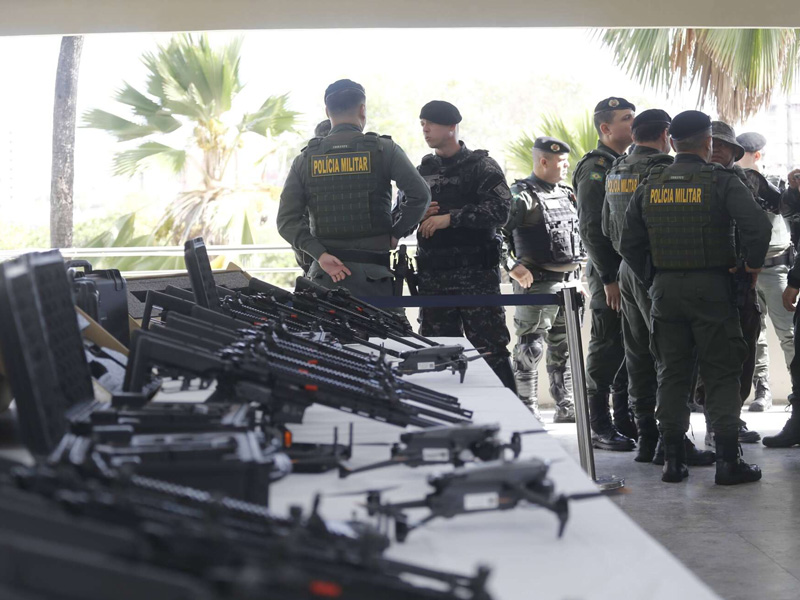 Governo do Ceará entrega 82 fuzis e 15 drones à Polícia Militar