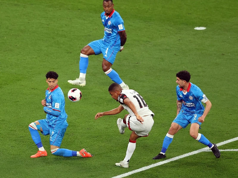 Arrascaeta brilha, Flamengo vence o Cruz Azul por 2 a 1 e avança na Copa Intercontinental