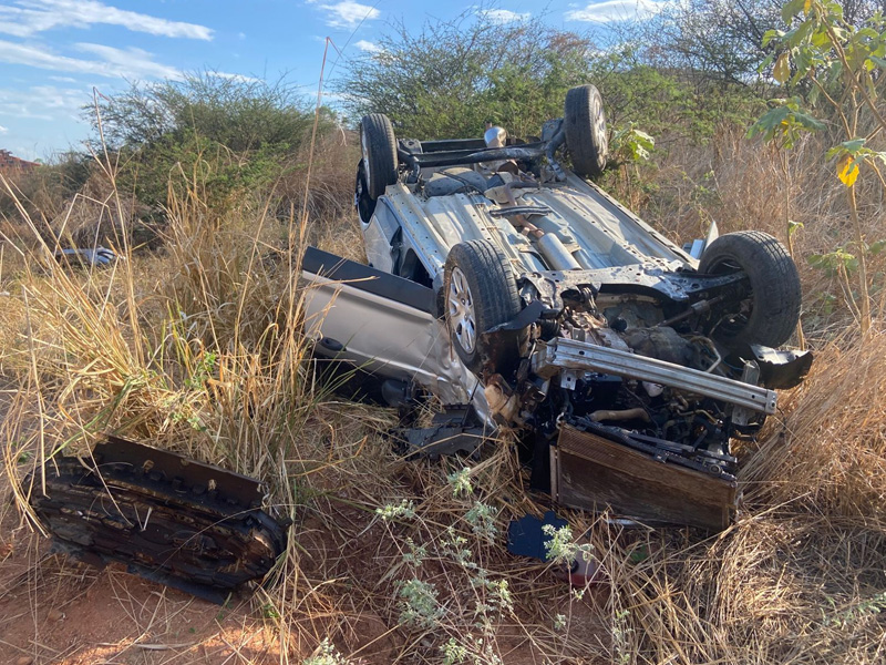 Vídeo: carro capota às margens da estrada da Ponta da Serra, em Crato; duas mulheres sobrevivem ao acidente