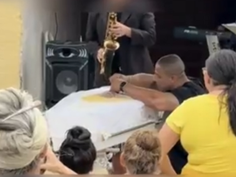 Imagens mostram suspeito de feminicídio contra mulher cearense ao jogá-la do 10º andar chorando no velório