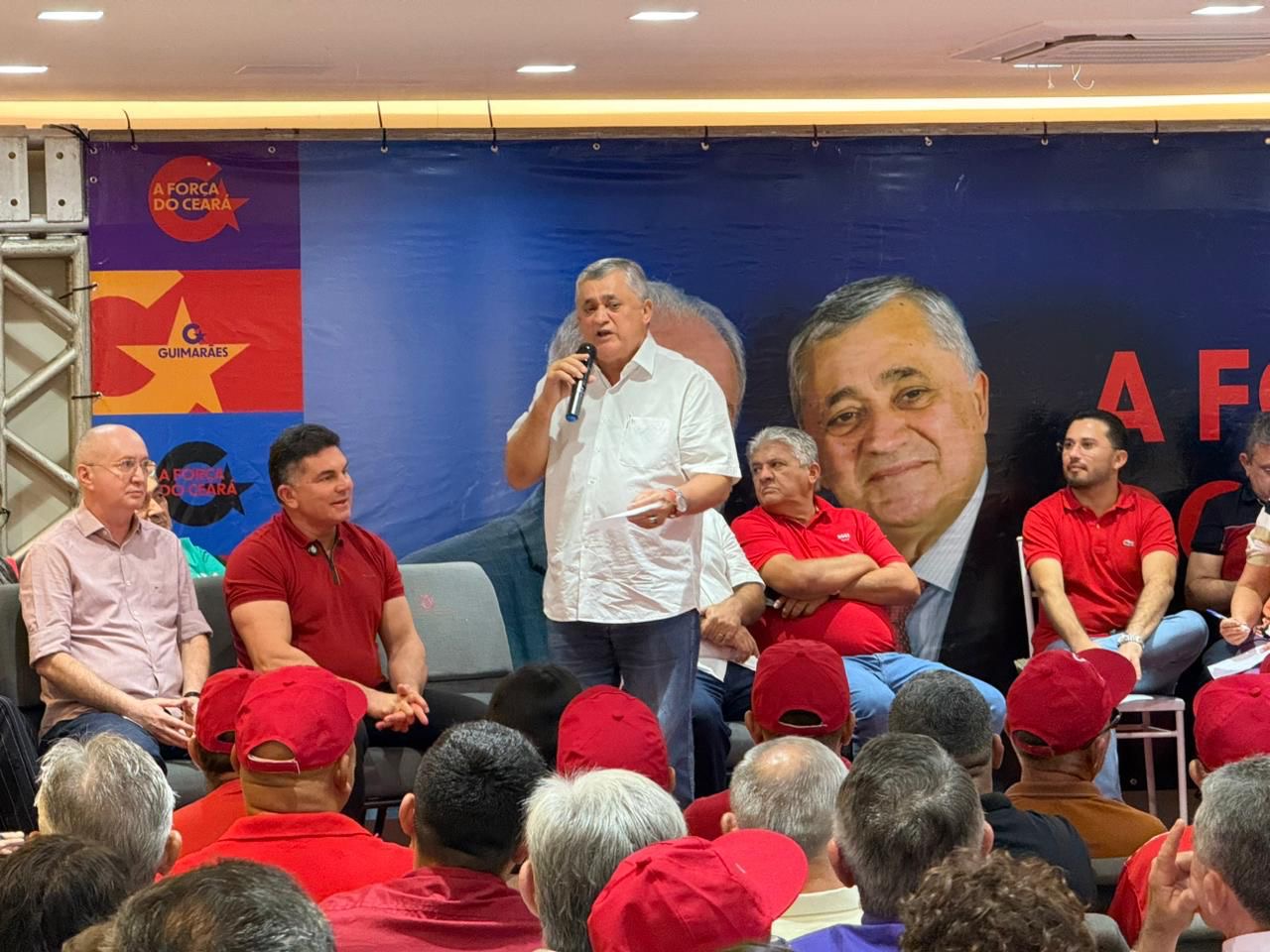 Guimarães reúne prefeitos do Vale do Jaguaribe e amplia base para 2026