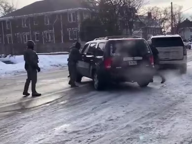 Agente de imigração atira e mata mulher durante operação do ICE em Minneapolis, nos EUA