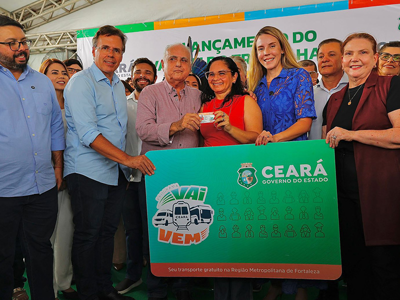 Jade Romero entrega os cartões do programa VaiVem Trabalhador em Maracanaú