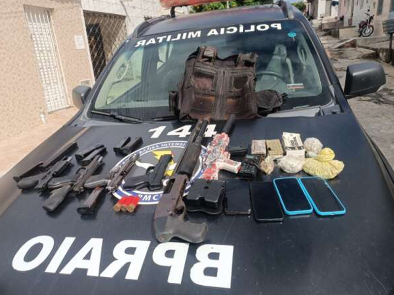 Após vídeos circularem nas redes sociais, PMCE prende sete suspeitos com armas, granadas e munições em São Benedito