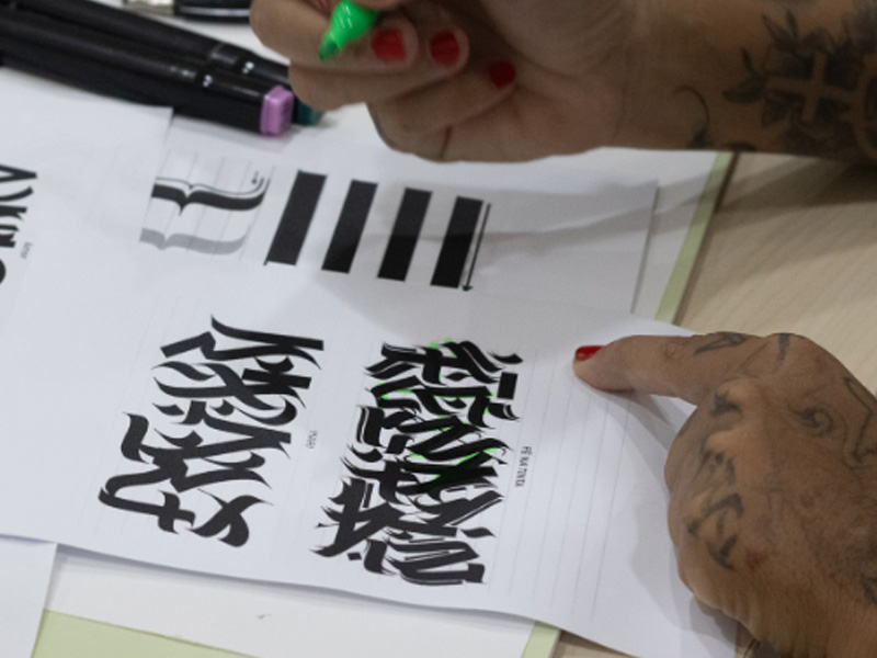 Cariri Shopping promove arrecadação de material escolar através de oficina de Calligraffiti com artista Fabrício Skinny