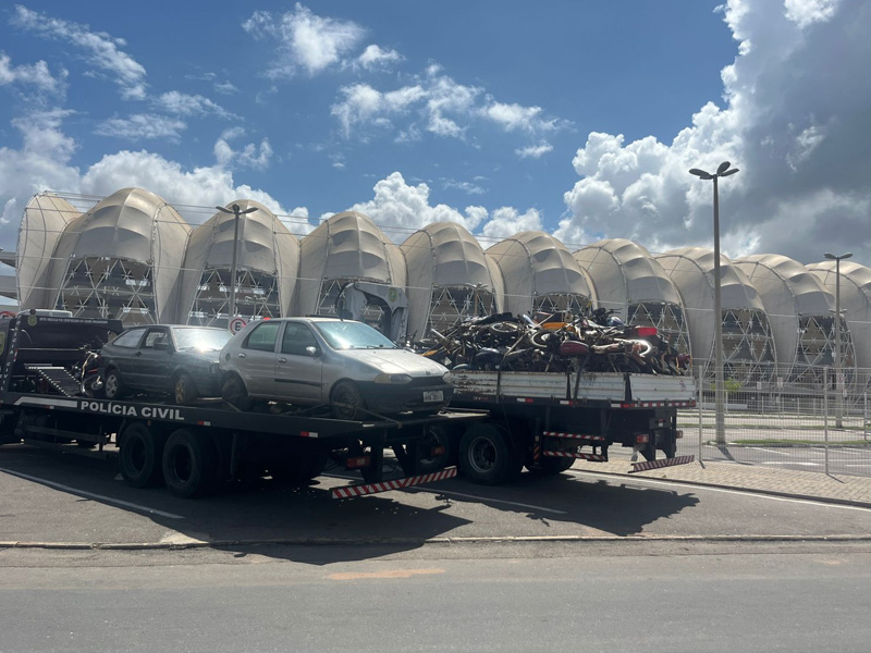 Vídeo: Carros e motos apreendidos pela polícia civil, em Juazeiro do Norte, são levados para pátio do Detran
