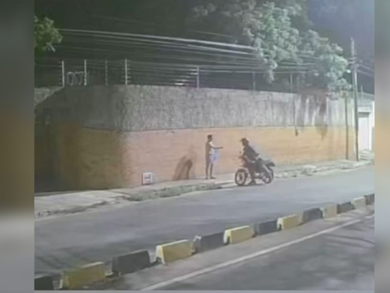 Vídeo: adolescente tem celular roubado por homem armado na avenida Floro Bartolomeu, em Juazeiro do Norte