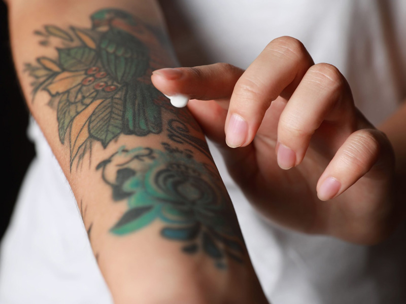 Anvisa proíbe pomada cicatrizante usada no pós-tatuagem por falta de registro