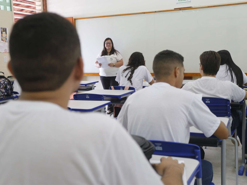 Governador Elmano de Freitas garante reajuste de 5,4% no piso dos professores da rede estadual