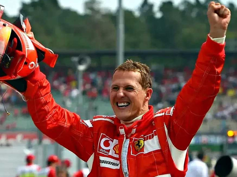 Schumacher deixa estado acamado e passa a usar cadeira de rodas, diz jornal britânico