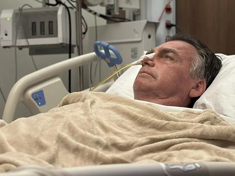 Bolsonaro sofre queda na cela da PF, tem traumatismo craniano leve e é levado a hospital para exames