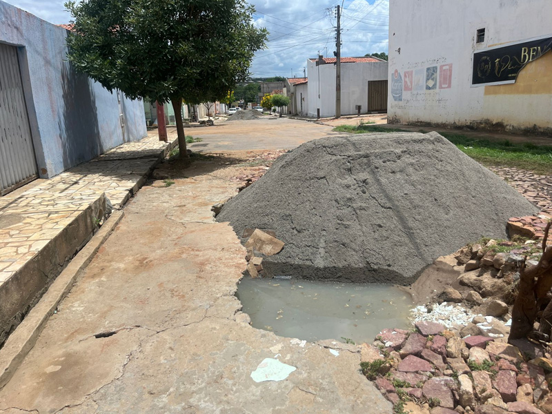 Vídeo: rua no bairro Jardim Gonzaga cede e fica com buracos após chuvas em Juazeiro do Norte