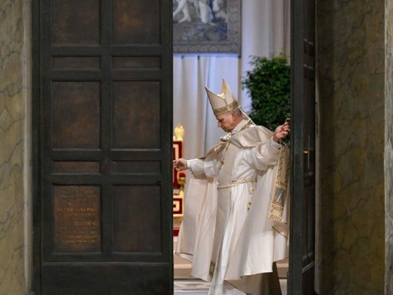 Papa Leão encerra Ano Santo da Igreja Católica com fechamento da Porta Santa no Vaticano