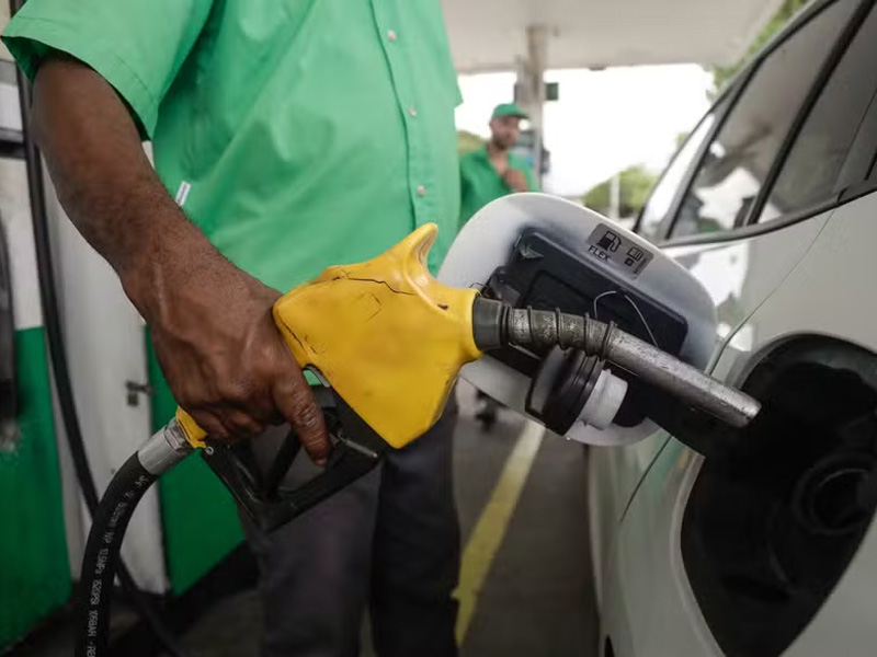 Petrobras reduz preço da gasolina em 5,2% a partir desta terça