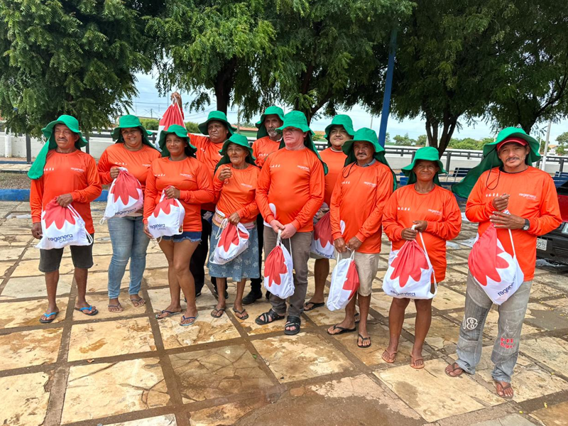 Catadores de recicláveis de Altaneira recebem EPIs e capacitação