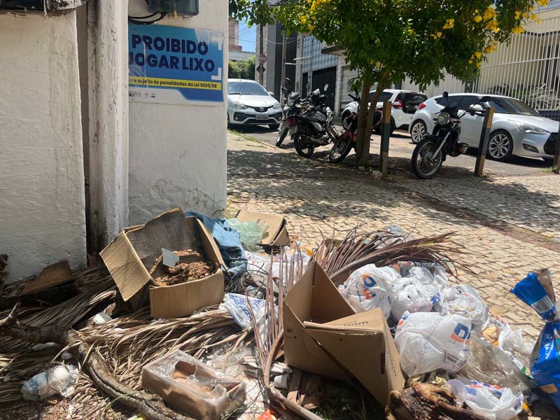 Parece Ironia: lixo é descartado em área próxima a aviso que proíbe poluição perto da RFFSA, em Crato