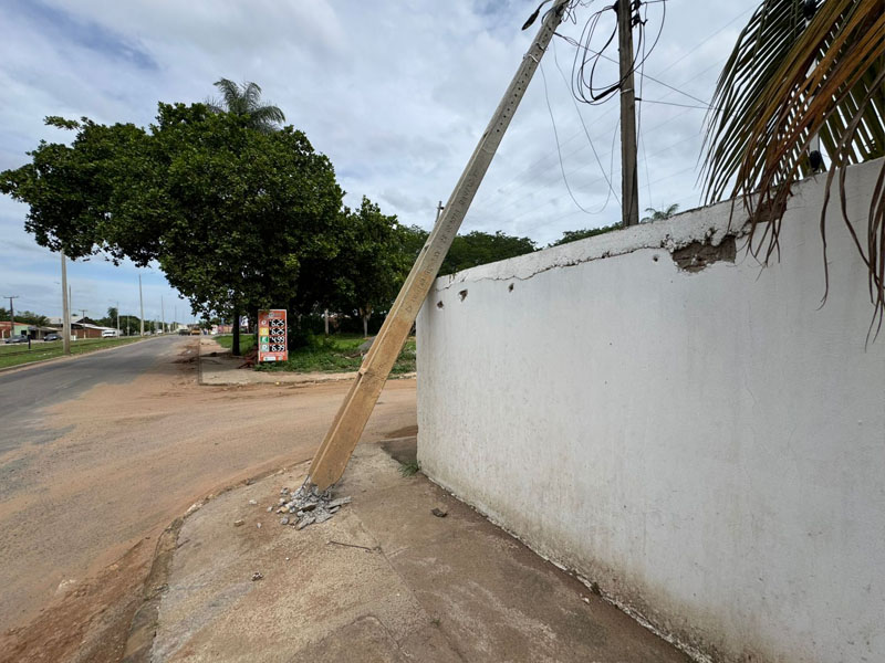 🔴AO VIVO: poste cai sobre muro de residência na esquina da avenida Paulo Maia, em Juazeiro do Norte