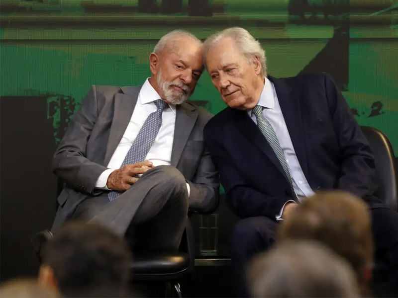 Lewandowski entrega carta de demissão a Lula