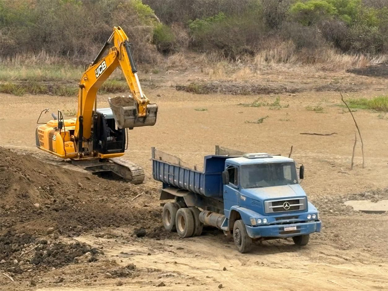 Prefeitura de Salitre realiza manutenção do Açude Comunitário no Sítio Serra Velha