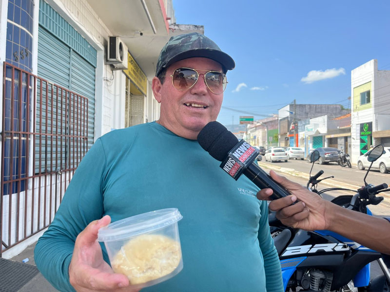 Vídeo: Natural da Bahia, comerciante vende pão de queijo recheado pelas ruas do Crato